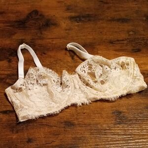 Like New Sexy Skarlet Blue 32DD Tan & White Semi-sheer Underwire Bra